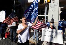 Detienen a dos hombres armados cerca de centro de conteo en Filadelfia protestas