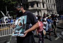 Extienden el velatorio de Maradona en medio de incidentes en los alrededores Argentina.