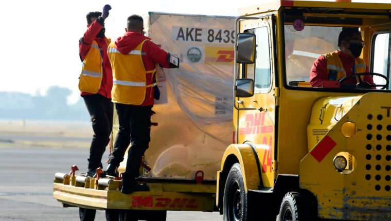 Aterrizan en M&eacute;xico las primeras vacunas