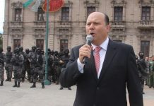 Exgobernador mexicano dice que Covid-19 en su celda afecta su caso en EEUU César Duarte