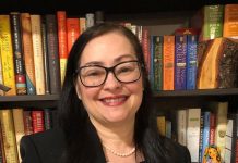 Deborah González.