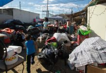 Migrantes apoyan a damnificados por incendios en ciudad mexicana de Tijuana