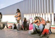 Migrantes en la frontera mexicana de Tijuana piden a Biden cumplir su promesa