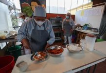 Pizzas bolivianas contra la pobreza de la covid Mujeres trabajan en Laja Pizza (3)
