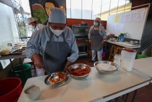 Mujeres trabajan en Laja Pizza (3)