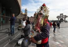 Mexicanos hacen fila en la Basílica de Guadalupe antes del cierre por covid virgen de Guadalupe