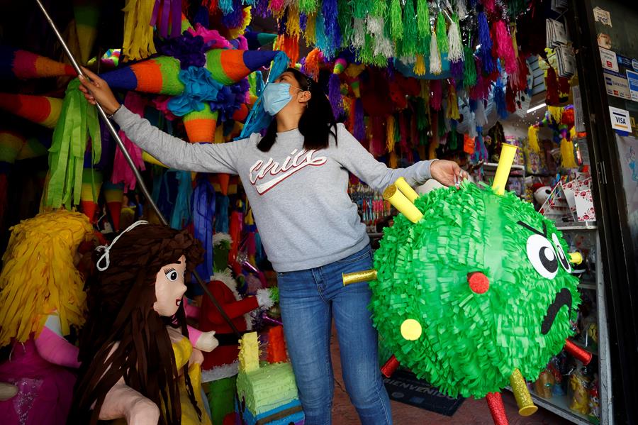 Piñata del coronavirus.