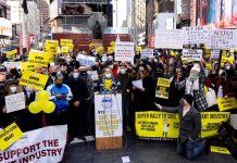 La hostelería protesta en Times Square contra el cierre de restaurantes protesta