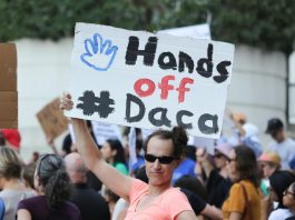 Un juez federal ordena al Gobierno Trump restaurar DACA en su totalidad DACA