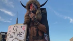 Hombre vestido de bisonte.