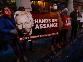 La madre de Assange pide a EE.UU. que desista de extraditar a su hijo Julian Assange