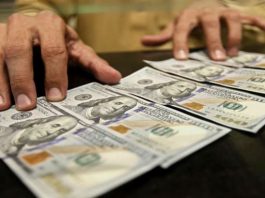 Latinos y afroamericanos pagan el doble por servicios bancarios