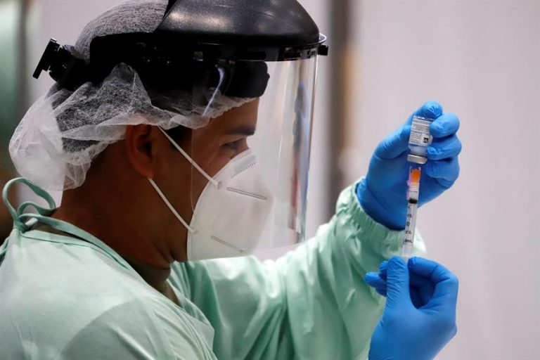 Los hospitales de Nueva York afrontan multas si no agilizan la vacunación