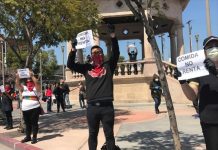 Piden la renuncia de concejal latina que fue a mitin pro-Trump en Washington Manifestantes
