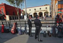 Garibaldi "sigue viva" y sus mariachis no dejan su oficio en tiempos duros Plaza Garibaldi