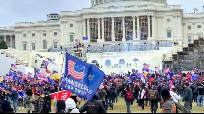 Protestas y falsas amenazas de bomba en Nueva York tras asalto al Capitolio