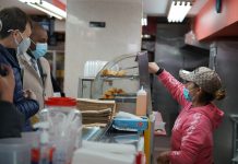 Autoridades incentivan a pequeños negocios de Queens solicitar financiamiento RICHARDS DONOVAN