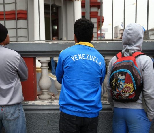 Trump suspende la deportación de venezolanos y les concede permisos laborales venezolanos