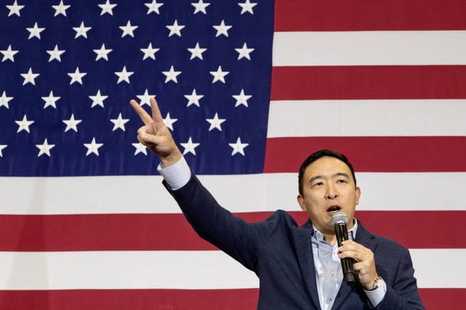 Yang lanza su campaña a la alcaldía de Nueva York Yang