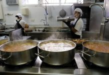 Médico estadounidense costea comidas escolares adeudadas por las familias comedor