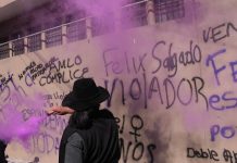 Mujeres piden a López Obrador "romper el pacto" con político acusado de abuso Activistas