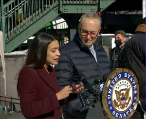 El senador Chuck Schumer, actual l&iacute;der de la mayor&iacute;a del Senado y Alexandria Ocasio-Cortez