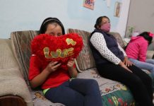 Josefina Calixto (c) posa con su hija Evelyn Aranza