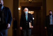 Senado acuerda cronograma para un juicio político "justo" a Trump Mitch McConnell