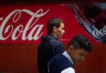 Comerciantes hispanos, molestos con Coca-Cola por cerrar su oficina latina Coca-Cola