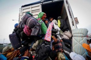 migrantes hacinados en un camión