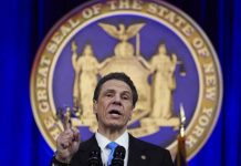 Andrew Cuomo insiste en que no va a dimitir y ataca a quienes piden su renuncia Andrew Cuomo.
