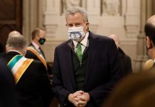 Los funcionarios de Nueva York volverán a las oficinas en mayo Bill de Blasio