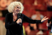 Carole King se vacuna cantando para la ocasión Carole King