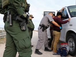 EE.UU. envía agentes fronterizos a Texas para frenar oleada de migrantes agentes fronterizos