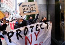Inmigrantes piden frente a casa de Bezos impuesto a ricos protesta de inmigrantes