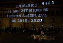 Mujeres realizan vigilia por feminicidios ante el Palacio Nacional de México Mujeres realizan vigilia por feminicidios
