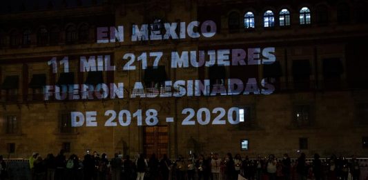 Mujeres realizan vigilia por feminicidios