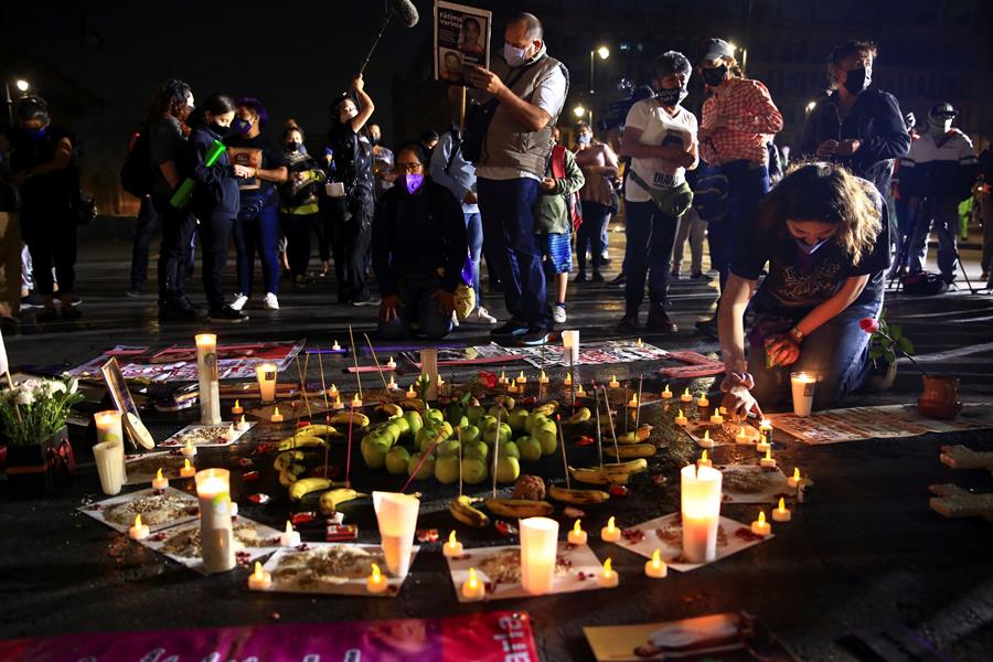Mujeres realizan vigilia por feminicidios (3)