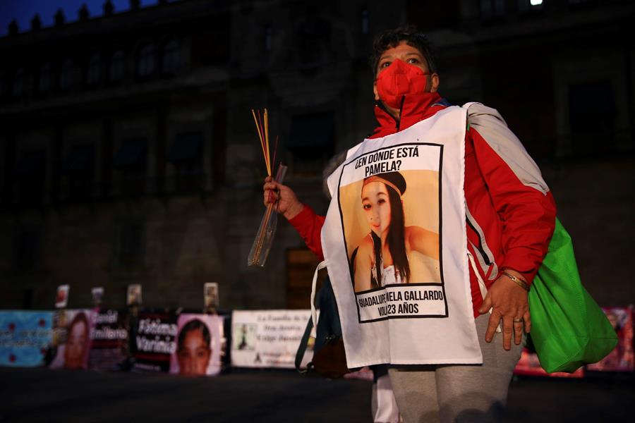 Mujeres realizan vigilia por feminicidios