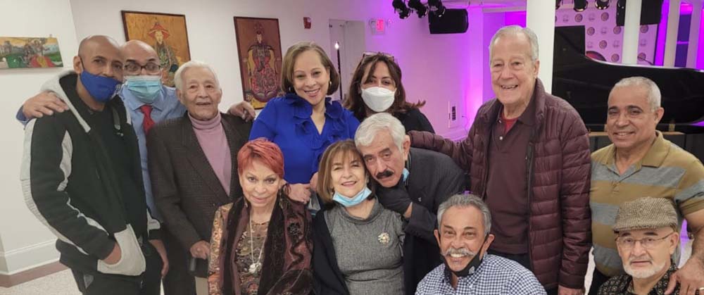 Un grupo reducido de amigos y colegas del artista, se dio cita para acompañar y respaldar a Carlos Navedo.