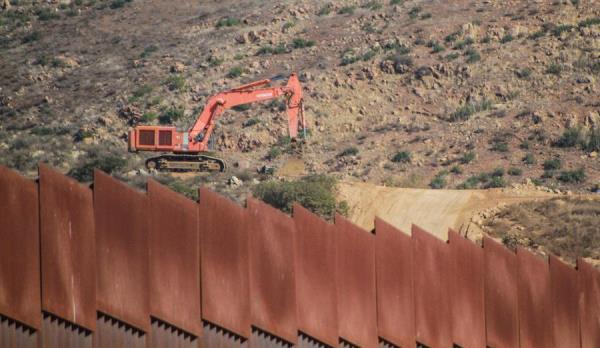 Urgen a Biden a frenar construcción del muro muro