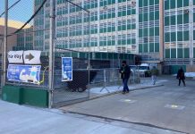 A la caza de una vacuna de covid-19 en "Los Juegos del Hambre" de Nueva York centro de vacunación