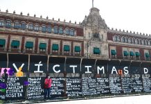 Valla frente a sede presidencial de México es convertida en "muro de memoria" cercos metálicos instalados por el gobierno capitalino