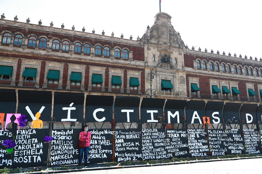 cercos metálicos instalados por el gobierno capitalino