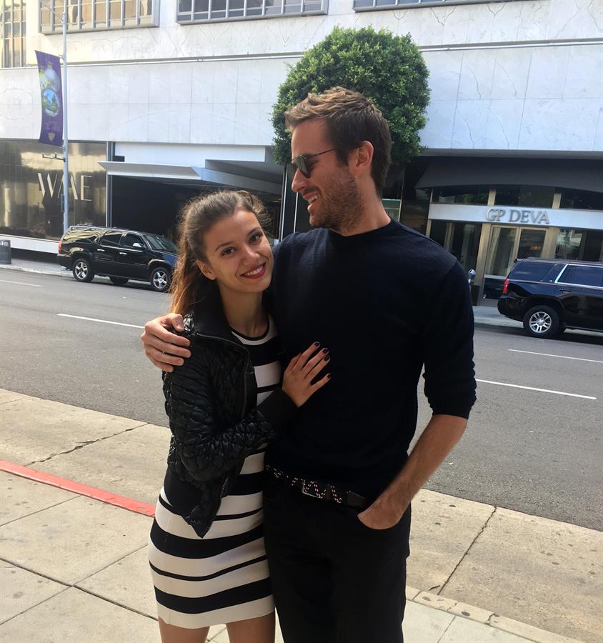 el actor Armie Hammer junto a la mujer de 24 años que quiso ser identificada como Effie y quien lo acusa de violación Armie Hammer