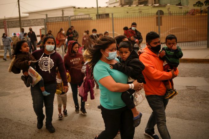 familias migrantes en hoteles cerca de la frontera inmigrantes