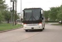 Autobús con niñas en frontera