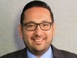 California nombra a profesor latino como superintendente escolar César Morales