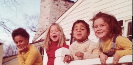 Kathryn Garcia en su infancia, junto a sus hermanos