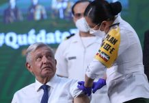 López Obrador se vacuna con AstraZeneca durante una rueda de prensa López Obrador
